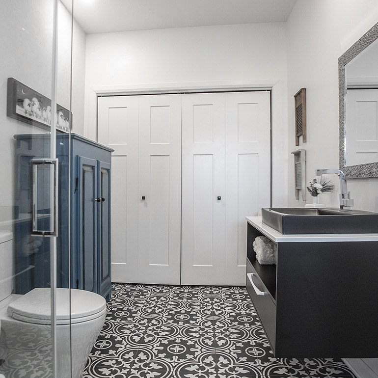 Cuisines Beauregard | Grande salle de bain contemporaine avec meuble-bijou en mélamine noire , comptoir de quartz blanc et lavabo noir